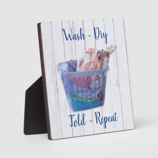 Kleurrijk gevouwen wasgoed op hanen in een blauwe  fotoplaat (Voorkant)