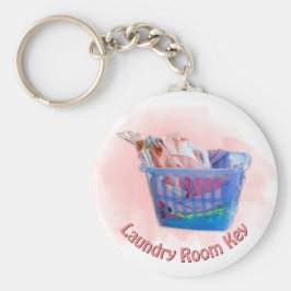 Kleurrijk gevouwen wasgoed op hanen in een blauwe  sleutelhanger