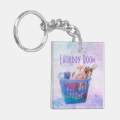 Kleurrijk gevouwen wasgoed op hanen in een blauwe  sleutelhanger (Voorkant Links)