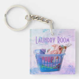 Kleurrijk gevouwen wasgoed op hanen in een blauwe  sleutelhanger