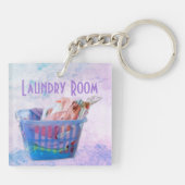 Kleurrijk gevouwen wasgoed op hanen in een blauwe  sleutelhanger (Achterkant)