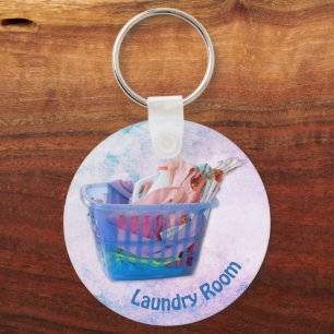 Kleurrijk gevouwen wasgoed op hanen in een blauwe sleutelhanger