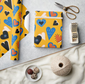 Kleurrijk Hartjes Patroon op Gele Achtergrond Cadeaupapier