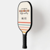 Kleurrijk Iedereen communiceert anders Pickleball Paddle (Links)