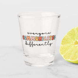 Kleurrijk Iedereen communiceert anders Shot Glas