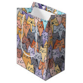 Kleurrijk Knuffel Kat Menigte Patroon Whimsical Ka Medium Cadeauzakje (Voorkant Gekanteld)