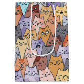 Kleurrijk Knuffel Kat Menigte Patroon Whimsical Ka Medium Cadeauzakje (Achterkant)