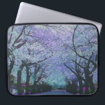 Kleurrijk landschap van de Cherry Blossom Laptop Sleeve<br><div class="desc">Colorful spring cherry tree blossom landscape. Boom met witte en lavenderbloemen. Beschikbaar op andere producten,  en als poster en canvasdruk. Op verzoek voor alle producten.</div>