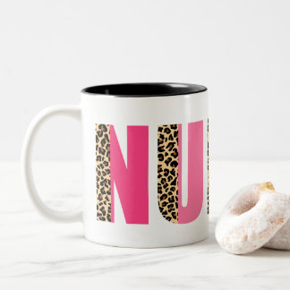 Kleurrijk lettertype met luipaard print accent vet tweekleurige koffiemok