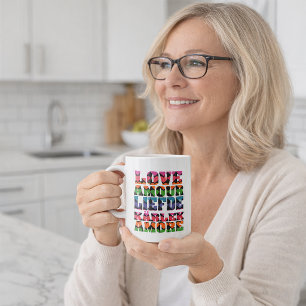 Kleurrijk meertalig liefdestypografieontwerp koffiemok