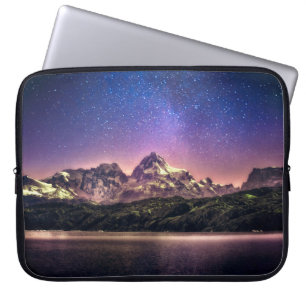 Kleurrijk nachtlandschap in de hemel met sterry st laptop sleeve