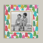 Kleurrijk papier kerstbomen foto faux canvas<br><div class="desc">Voeg wat plezier en vrolijkheid toe aan uw vakantievieringen met deze leuke fotoprint,  met een patroon van overlappende kleurrijke tissuepapier kerstbomen en een faux gouden folie lijst.</div>