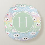 Kleurrijk Pastel Kawaii Wolken Patroon Monogram Rond Kussen<br><div class="desc">Voeg een leuke accent toe aan je woonkamer of slaapkamer met deze charmante monogramkussen. Het bevat kawaii wolken met een kleurrijk pastel golvenpatroon. Personaliseer dit wolkenkussen door een monogram toe te voegen. Dit kawaii patroon rond kussen is perfect als een persoonlijk cadeau.</div>