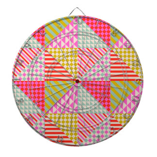 Kleurrijk patchwork spelkamer bar dartbord