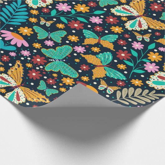 Kleurrijk patroon van bloemen en vlinders cadeaupapier (Hoek)