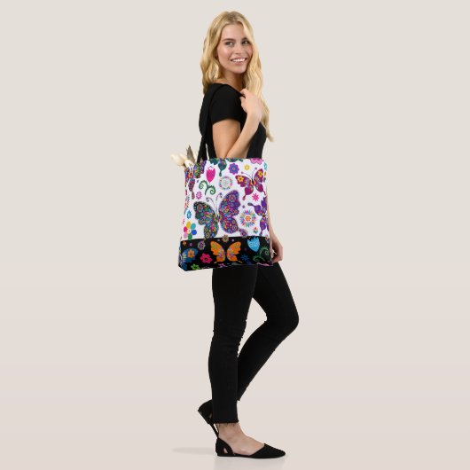 Kleurrijk patroon van bloemen en vlinders tote bag (Op model)