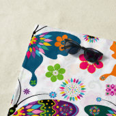 Kleurrijk patroon van vlinders en bloemen strandlaken (In situ)