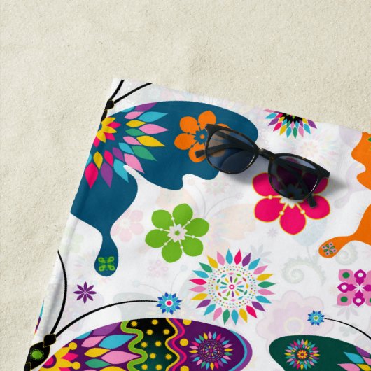 Kleurrijk patroon van vlinders en bloemen strandlaken (In situ)