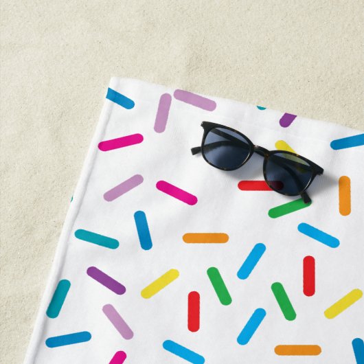 Kleurrijk regenboog sprenkels patroon strandlaken (In situ)