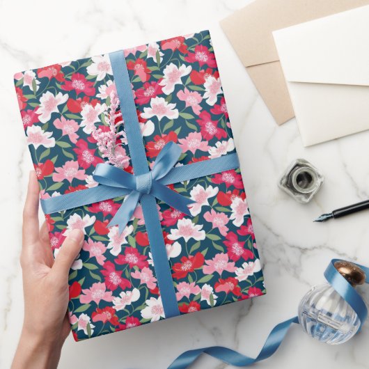 Kleurrijk rood bloemmotief blauw cadeaupapier (Geschenken)