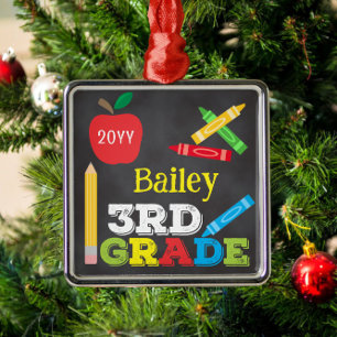 Kleurrijk schoolbord met foto van kinderen uit gro metalen ornament