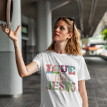 Kleurrijk Script Liefde als Jezus T-shirt<br><div class="desc">Stap in de wereld van geloof en mode met ons Christelijke T-shirt "Love Like Jesus". Dit Christelijke vrouwen tshirt combineert trendy esthetiek met een krachtige boodschap, met liefdesbrieven die ingewikkeld zijn verweven tot een levendige compositie van kleurrijke bloemen. Druk je toewijding op een moderne en chique manier uit, en maak...</div>