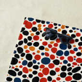 Kleurrijk stippen ontwerp strandlaken (In situ)