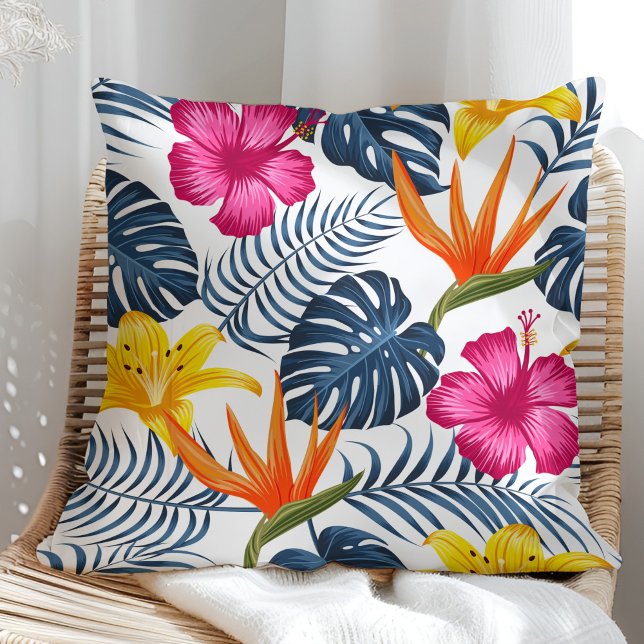 Kleurrijk tropisch ontwerp op een wit kussen (Colorful tropical design on a white pillow in a sunny rattan armchair.)