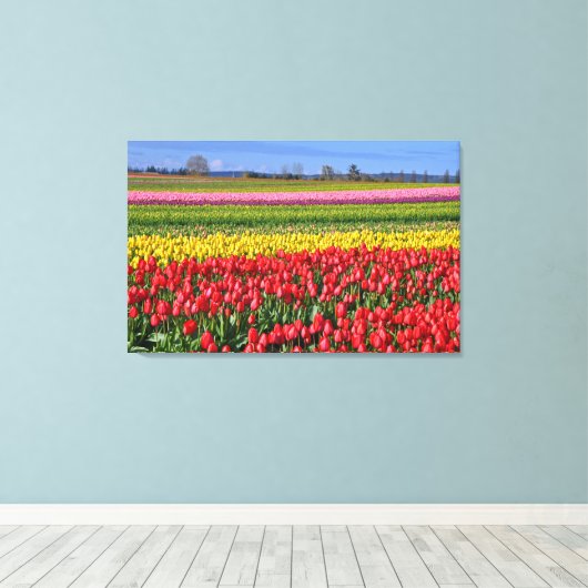 Kleurrijk tulpenlandschap canvas afdruk (Insitu (Houten vloer))