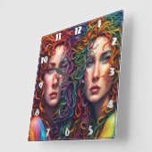 Kleurrijk tweelingportret met krullend haar vierkante klok (Hoek)