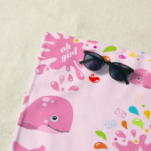 Kleurrijk waterspat roze walvis monogram patroon strandlaken (In situ)