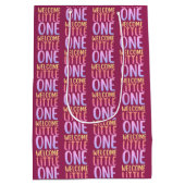 Kleurrijk "Welcome Little One" Baby shower Medium Cadeauzakje (Achterkant)