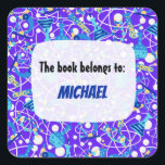 Kleurrijk wetenschappelijk patroon voor school - g vierkante sticker<br><div class="desc">Een kleurrijk wetenschappelijk patroon voor school met wetenschappelijke experimenten en laboratoriumapparatuur in vrolijke,  felle kleuren. Ideaal voor gepersonaliseerde labels voor boeken,  agenda's en het labelen van schoolbenodigdheden.</div>