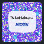 Kleurrijk wetenschappelijk patroon voor school - g vierkante sticker<br><div class="desc">Een kleurrijk wetenschappelijk patroon voor school met wetenschappelijke experimenten en laboratoriumapparatuur in vrolijke,  felle kleuren. Ideaal voor gepersonaliseerde labels voor boeken,  agenda's en het labelen van schoolbenodigdheden.</div>