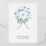 Kleurrijk Zee Glas Kerst Krans Initiaal Folie Feestdagenkaart<br><div class="desc">Als je het strand op zoek bent naar een speciale schat en op een prachtig gekleurd stuk zee glas gestuitte,  kun je het plezier van de eenvoudige vorm en doorschijnende kleur begrijpen. Deze kleurrijke interpretatie van zee glazen kleuren zal u herinneren aan warme zomerdagen.</div>