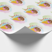 Kleurrijk zoet ijs in een kegel cadeaupapier (Hoek)