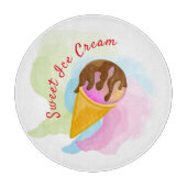 Kleurrijk zoet ijs in een kegel snijplank (Voorkant)