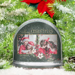 Kleurrijke 2-Foto Vrolijke Kerstpuntjes Sneeuwbol<br><div class="desc">Feestelijk en kleurrijk vakantieontwerp met een sjabloon met twee foto's met aangepaste gouden Merry Christmas-tekstafbeelding met een spray van traditionele kerstpoinsettia's en hulst op een groene achtergrond. Achterzijde bevat een extra fotomodel.</div>