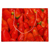 Kleurrijke aardbeien op marktscherm groot cadeauzakje (Voorkant)