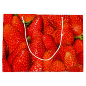 Kleurrijke aardbeien op marktscherm groot cadeauzakje (Achterkant)