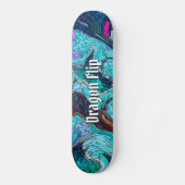 Kleurrijke Abstracte mozaïekdraak met tekst Persoonlijk Skateboard (Voorkant)