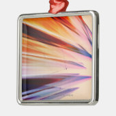 Kleurrijke abstracte objecten tegen wit metalen ornament (Links)