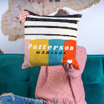 Kleurrijke Abstracte persoonlijke  naam uit de mid Kussen<br><div class="desc">Colorful Mid Century Abstract Gepersonaliseerde Sierkussennen van de NaamCushions kenmerkt een kleurrijk stripe patroon met uw gepersonaliseerde naam in eenvoudig zwart-wit manuscript op een abstracte achtergrond. Personaliseer door de tekst in de verstrekte tekstvakjes uit te geven. Perfect geschenk voor verjaardag, Kerstmis, Moederdag, zus, neefjes, beste vrienden en nog veel meer....</div>