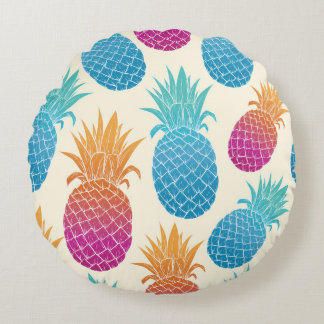 Kleurrijke ananas lichtgele achtergrond rond kussen