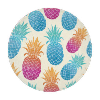 Kleurrijke ananas lichtgele achtergrond snijplank