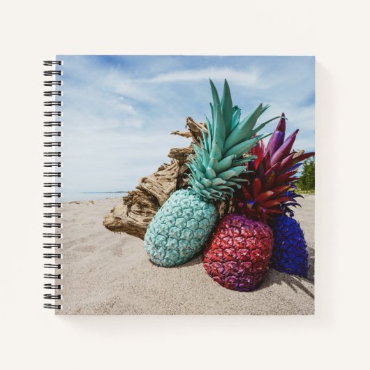 Kleurrijke ananas op een zandstrand notitieboek (Voorkant)