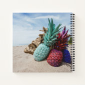 Kleurrijke ananas op een zandstrand notitieboek (Achterkant)