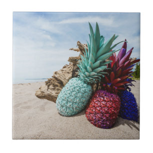 Kleurrijke ananas op een zandstrand tegeltje