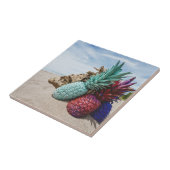 Kleurrijke ananas op een zandstrand tegeltje (Zijkant)