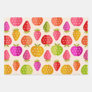 Kleurrijke appels en aardbeien uit het midden van inpakpapier vel